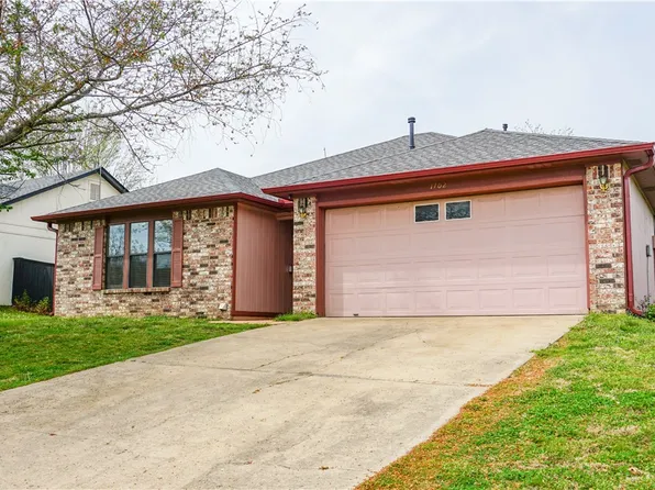 1702 S 20th St, Rogers, AR 72758