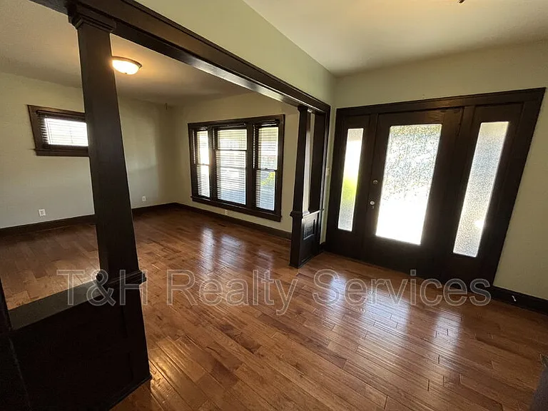 932 E Morris St — Photo 13