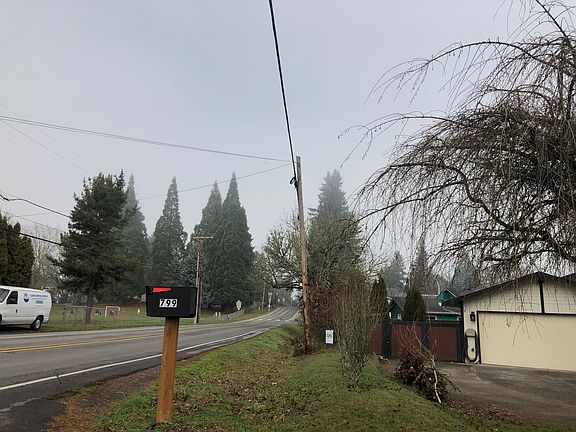 5th image of 756 NW Connell Ave