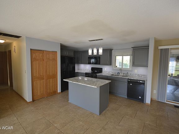 4th image of 2061 N Metcalf St