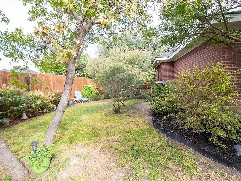 1215 Dorchester Dr — Photo 18