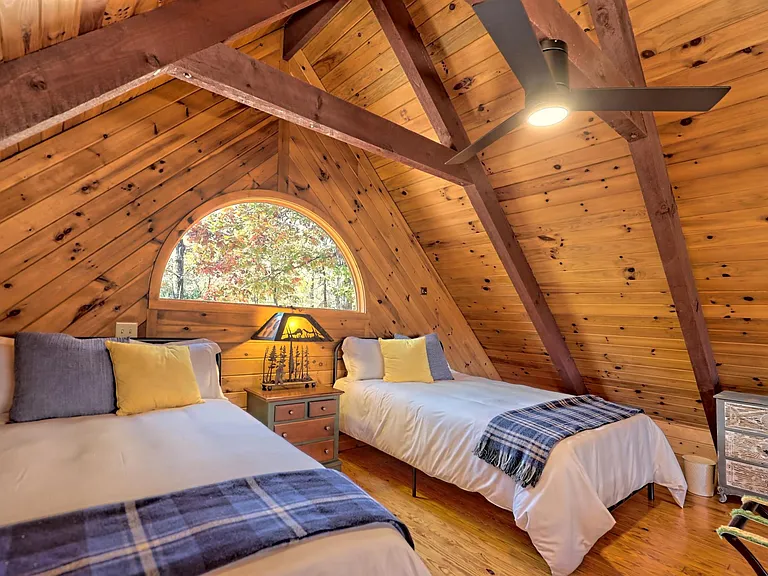 Loft bedroom #2 with 2 twin beds