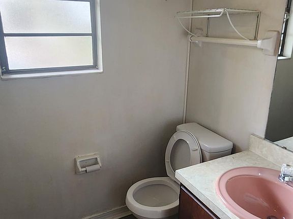 2nd image of 464 Lombard St #C