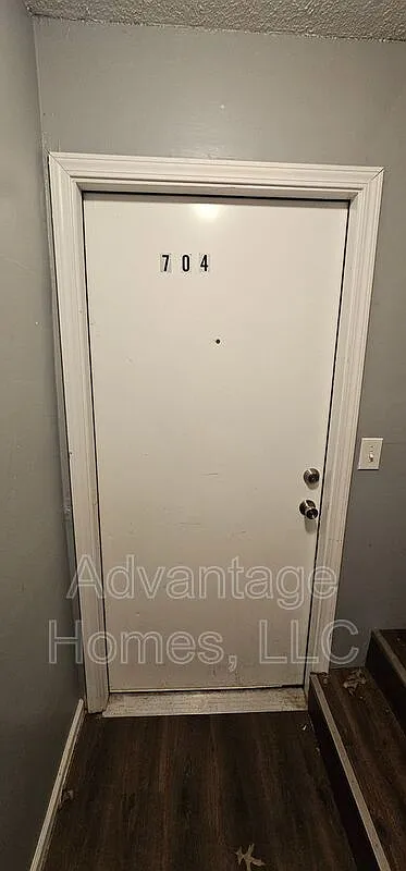2 bed, 1.0 bath, $875 — Photo 2
