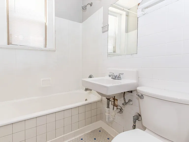 Raymond Apartments — Photo 18