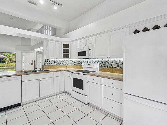 4th image of 1007 Via Jardin