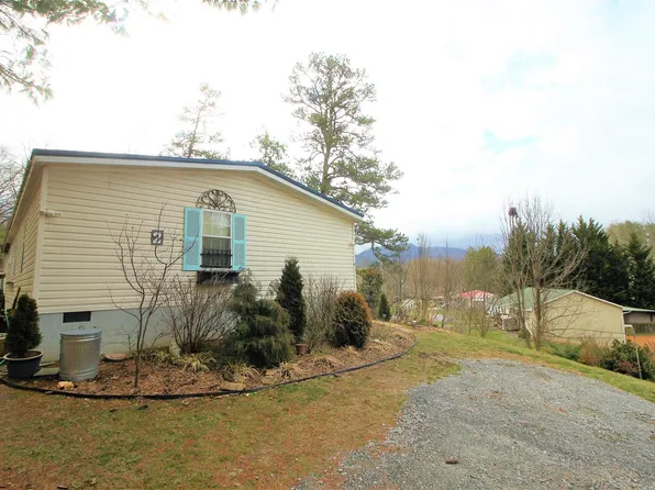 2 Whisper St, Clyde, NC 28721