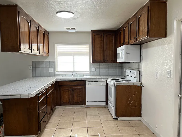 2024 Little Oak Way — Photo 2