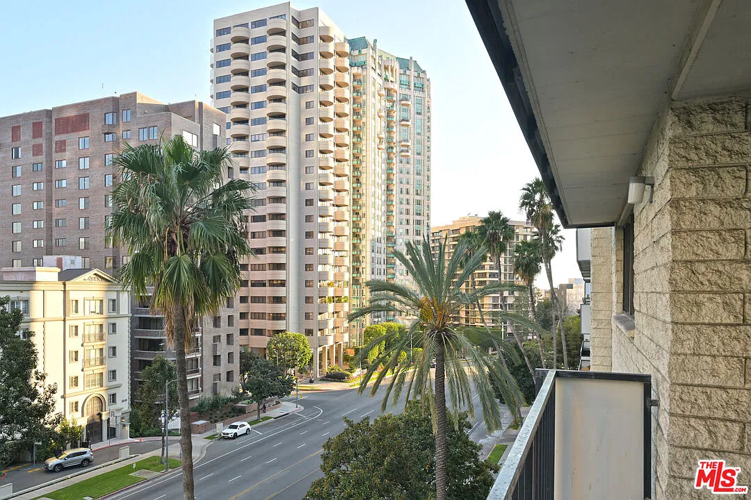 2 bed, 2.0 bath, 1340 sqft, $4,395 — Photo 3