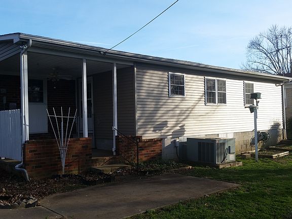 3rd image of 910 Brookhaven Dr