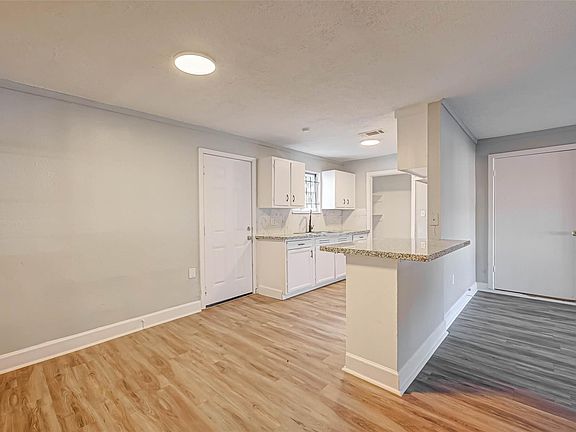 5th image of 5102 Lyndhurst Dr