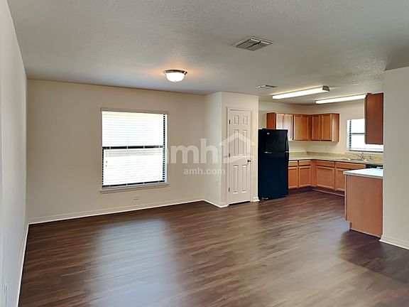 4th image of 718 Chatham Walk Dr
