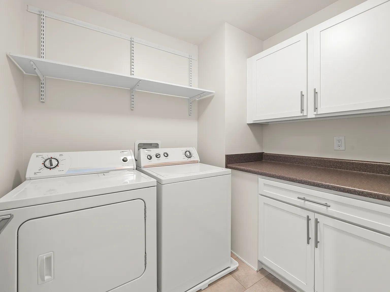 3 bed, 2436 sqft, $6,750 — Photo 4