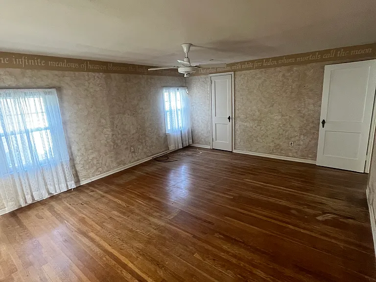 Larger bedroom, large closest