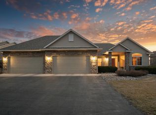11879 N Meadow Curv, Lindstrom, MN 55045