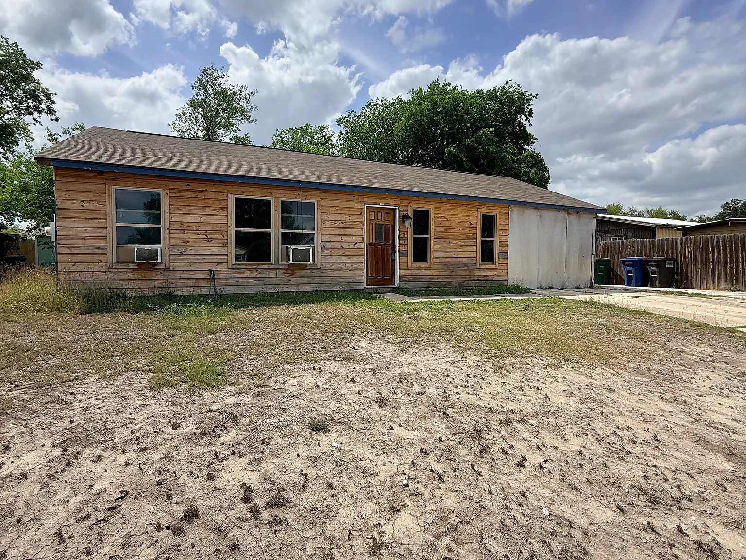3 bed, 944 sqft, $1,300 — Photo 1