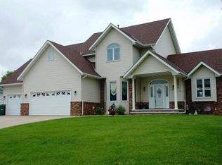 129 Falcon Dr, Mankato, MN 56001