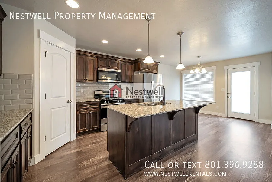 Fantastic 4-bed End-row townhome in Lehi — Photo 3