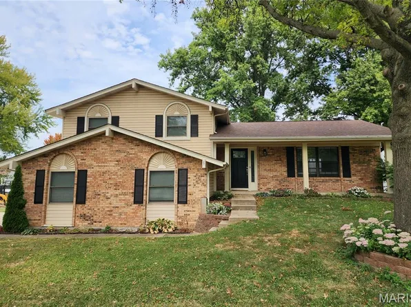 27 Oak Valley Dr, Saint Peters, MO 63376