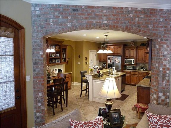 5th image of 915 S Yorkshire Cir