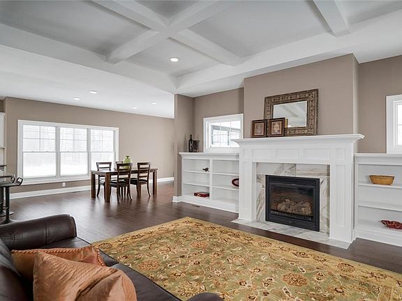 3rd image of 2 Golden Oak Ln