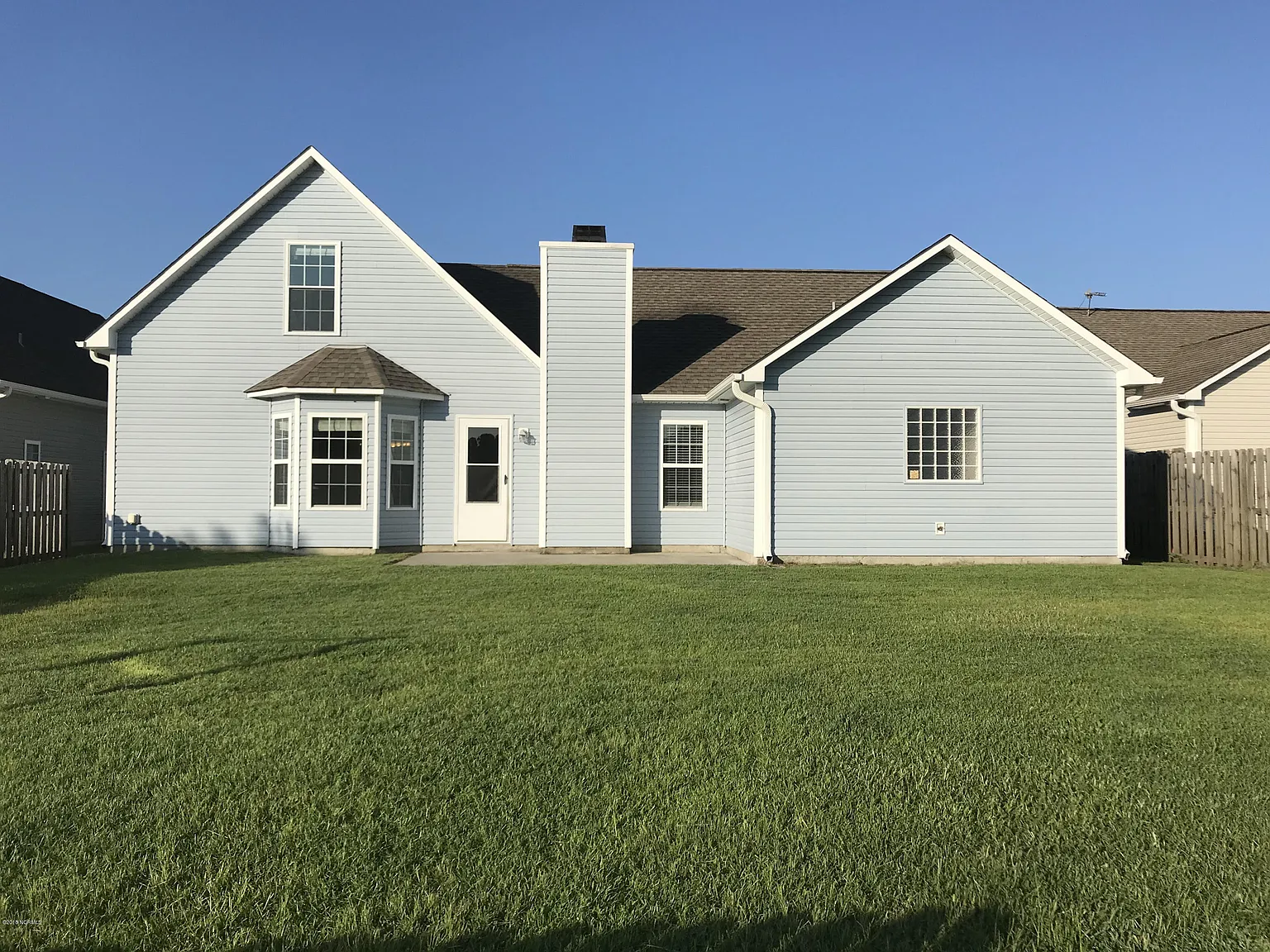 4 bed, 3.0 bath, 2370 sqft, $2,300 — Photo 2