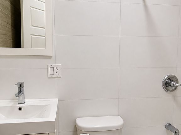 3rd image of 2027 Powell Ave #2F