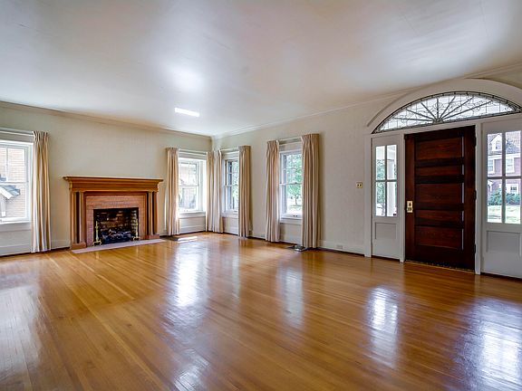 3rd image of 2553 Carolina Ave