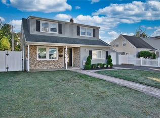 142 Saddle Ln, Levittown, NY 11756