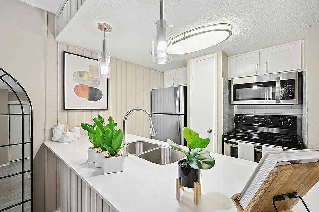 Lexington Apartment Homes — Photo 3