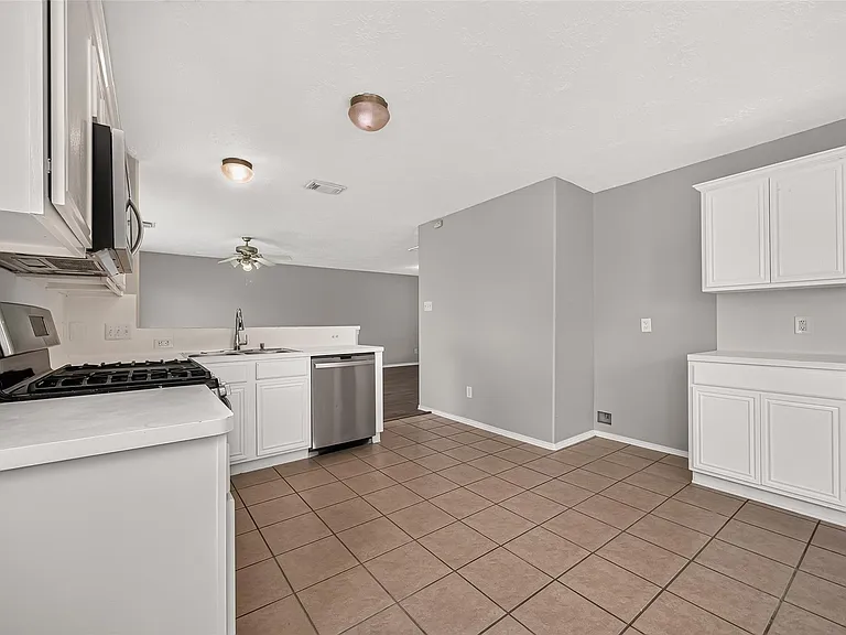 19451 Nasworthy Dr — Photo 19