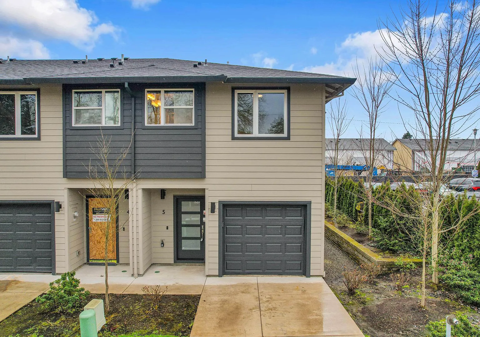 Stylish 3 Bedroom End-Unit Townhouse with Gas Kitchen, Center Island & Open Floor Plan — Photo 4