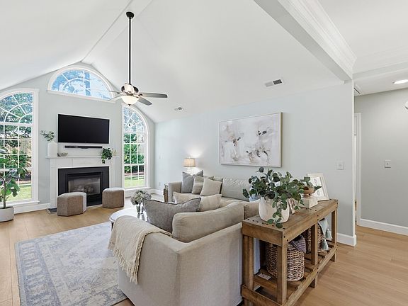 4th image of 306 Hook Ln