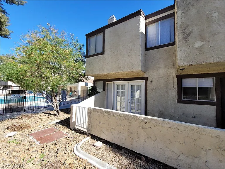 5049 Spencer St #D — Photo 9