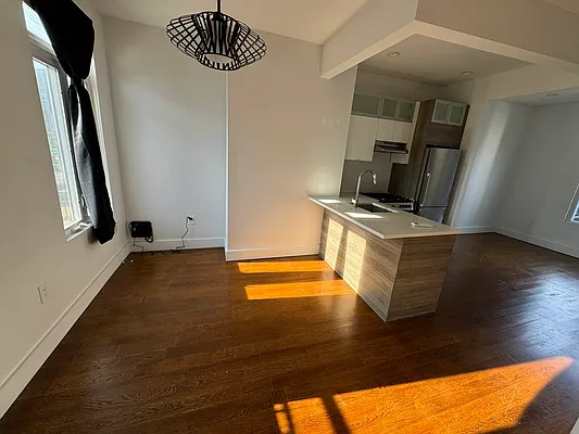 Rented by Delmark Realty LLC | media 7