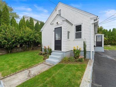 22 Goulart Ave, Bristol, RI, 02809