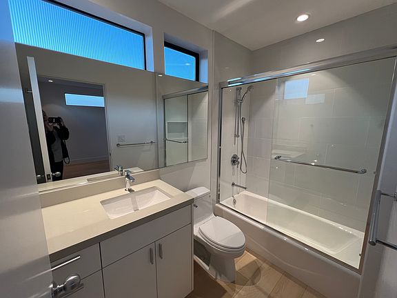 5th image of 2076 Blake Ave