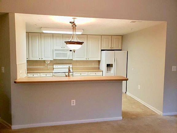 Large kitchen - breakfast bar seating