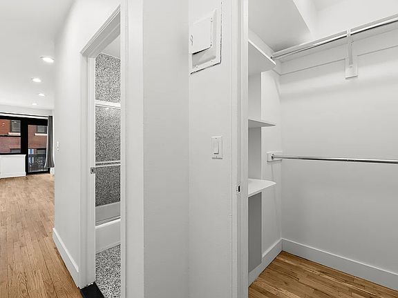 4th image of 213 E 37th St #5E