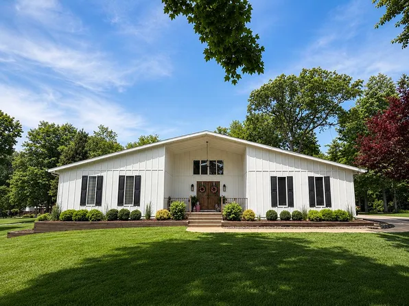 101 Patricia Ct, Lexington, IL 61753