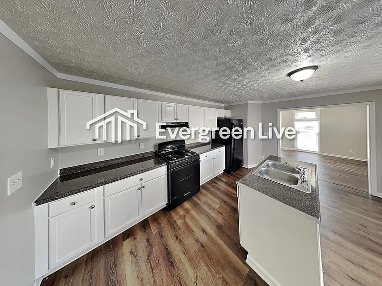 3260 Russell St — Photo 6