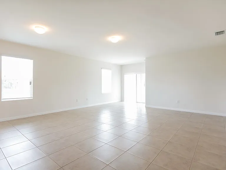 714 SW 6th St — Photo 5