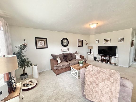 3rd image of 33414 Oak Ct
