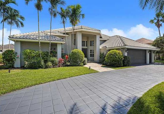 Home For Sale In Woodfield Country Club