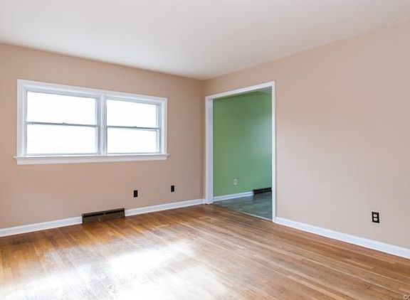 5th image of 1613 Debbie Ln