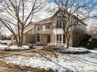 11 Hawkins Cir, Wheaton, IL 60189