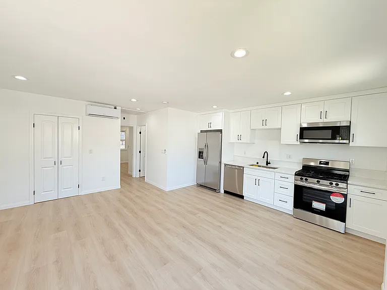 5659 Woodman Ave — Photo 5