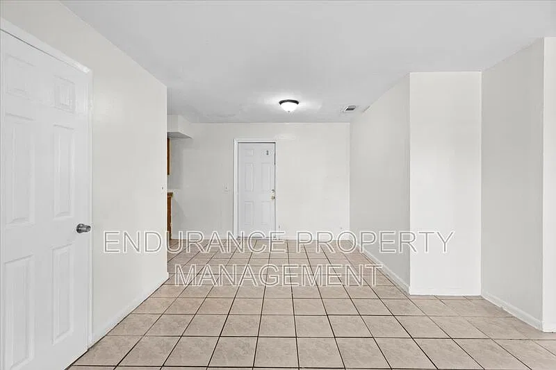 4 bed, 2.5 bath, 1386 sqft, $2,345 — Photo 4