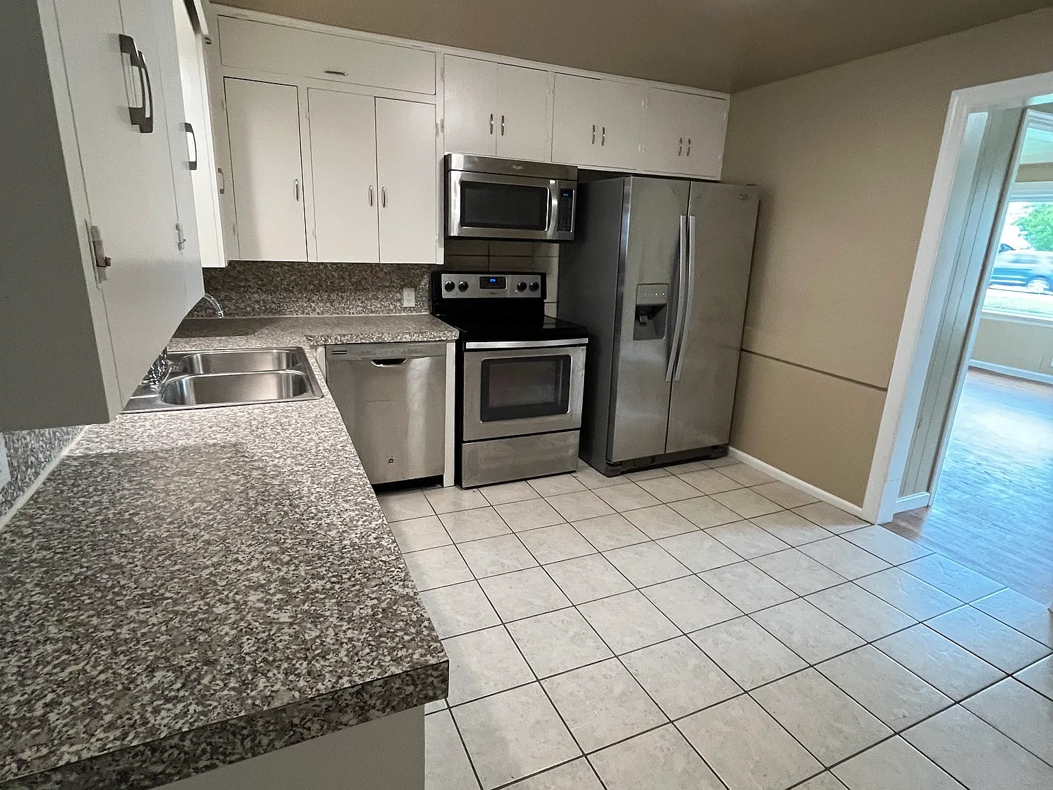3 bed, 1630 sqft, $1,400 — Photo 3