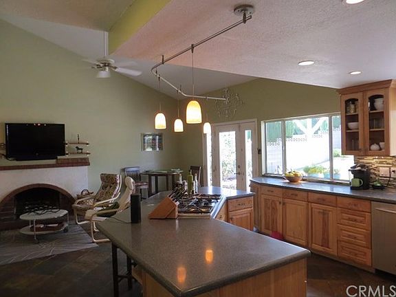 4th image of 9400 Apricot Ave